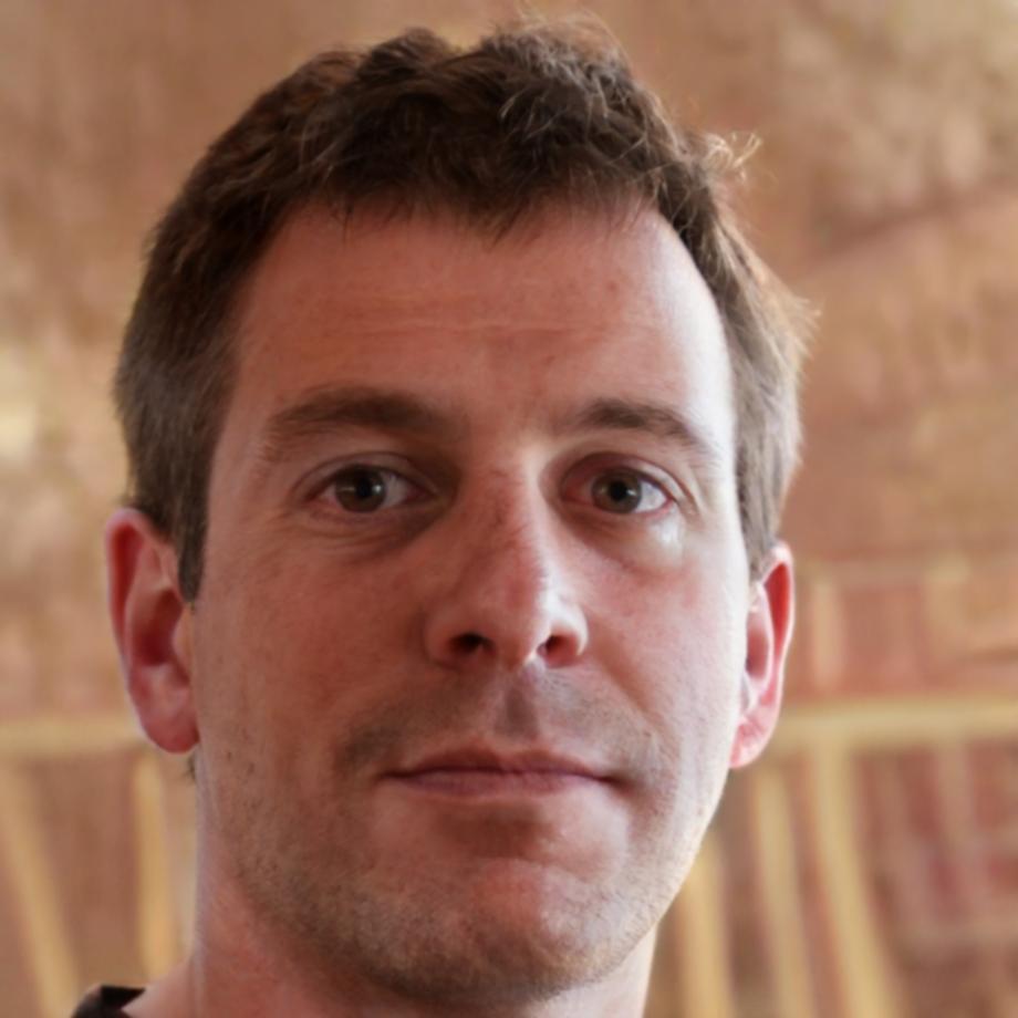 Portrait de Marc Dubois, expert en analyse financière